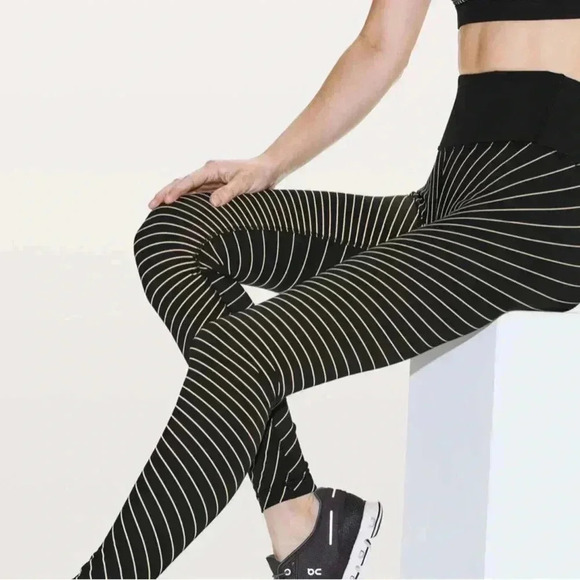 Lululemon speed wonder under tights reflective 28” high beam - Picture 4 of 11